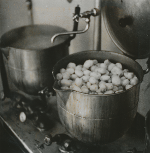 876770 Afbeelding van pannen met aardappelen die gekookt worden in de gaarkeuken, die ingericht is in klooster ...